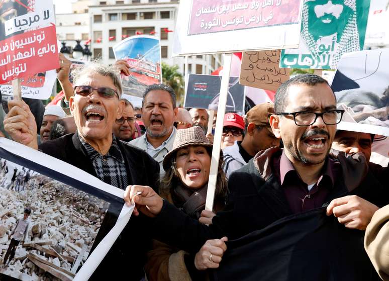 Manifestantes protestam contra presença de príncipe herdeiro da Arábia Saudita em Túnis
27/11/2018 REUTERS/Zoubeir Souissi