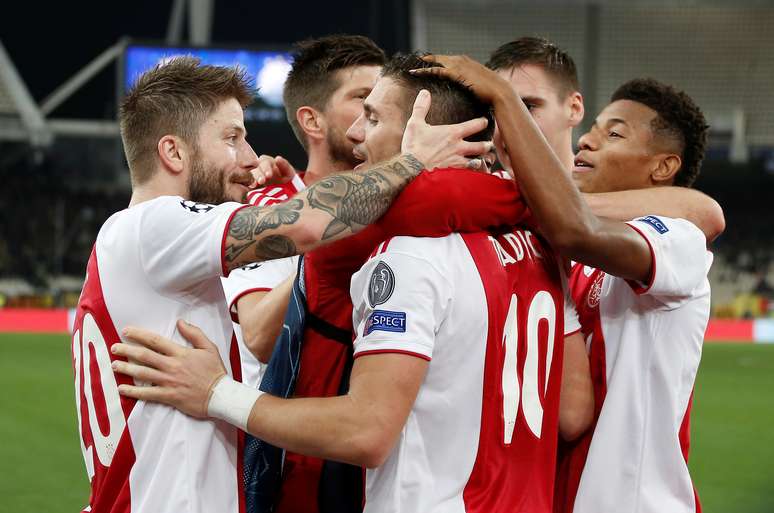Jogadores do Ajax comemoram gol
 27/11/2018    REUTERS/Costas Baltas