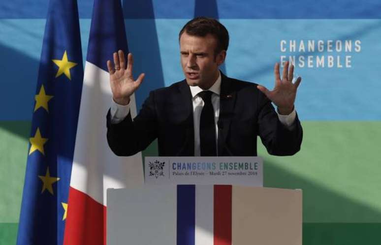 Macron pretende reduzir dependência de combustíveis fósseis.