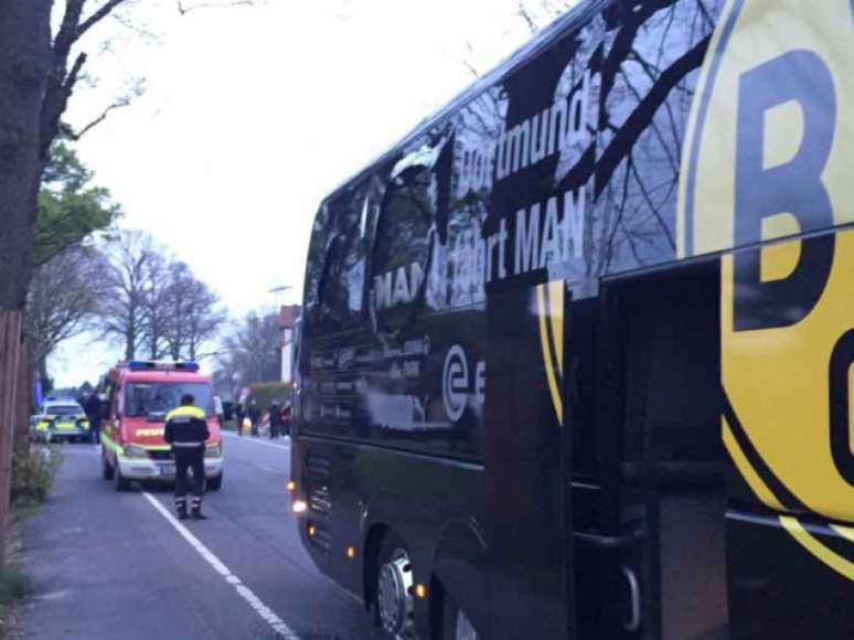Assim ficou o ônibus do Borussia Dortmund após o atentado (Foto: Carsten Linhoff / dpa / AFP)