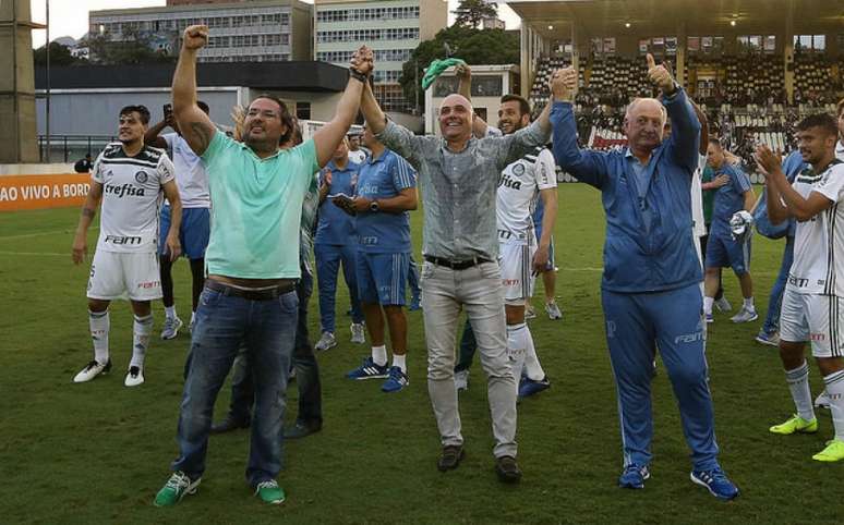 Alexandre Mattos, Maurício Galiotte e Felipão comemoram o título em São Januário (Foto: Cesar Greco)