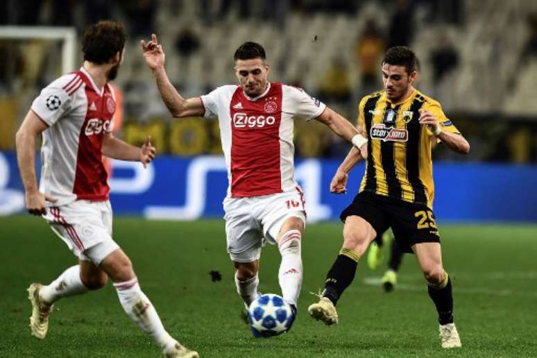 Tadic fez os dois gols do Ajax na partida (Foto: Aris Messinis / AFP)