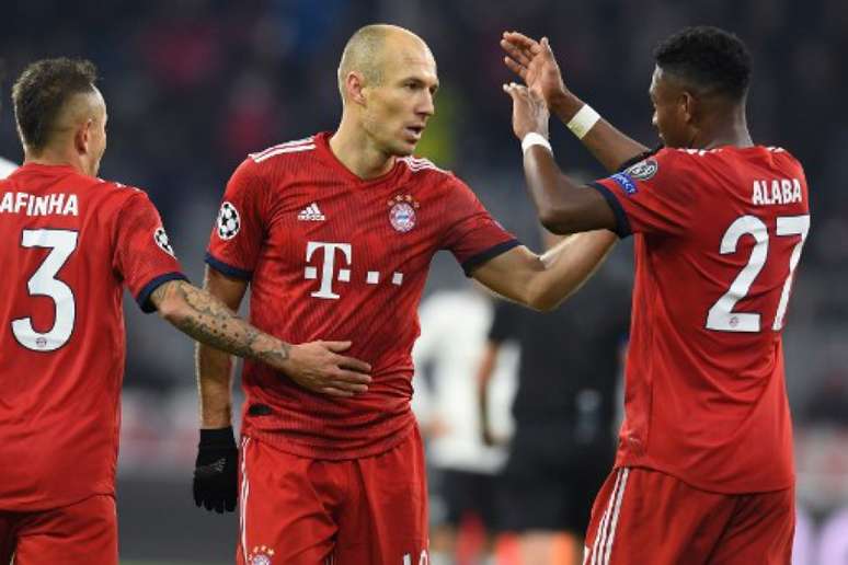 Rafinha (à esquerda) comemora um dos gols de Robben na goleada do Bayern (Foto: Christof Stache / AFP)
