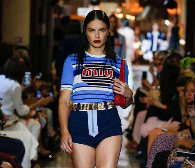 Adriana Lima no desfile resort 2019 da Miu Miu (Foto: Divulgação)