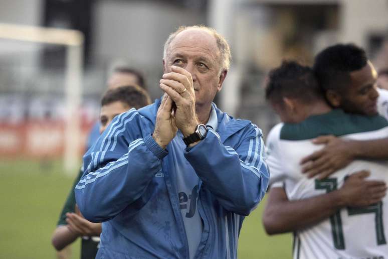 O técnico Felipão comemora a conquista do Brasileiro durante partida entre Vasco x Palmeiras, na 37ª rodada do Campeonato Brasileiro em São Januário, no Rio de Janeiro