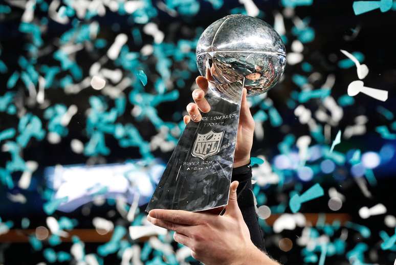O troféu do Super Bowl LII foi levantado pelo Philadelphia Eagles