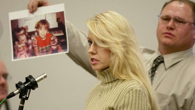 A irm&atilde; de uma das v&iacute;timas do chamado 'Assassino de Green River', Debra Estes, presta depoimento durante julgamento de Gary Ridgway