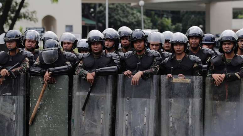 Poucas semanas ap&oacute;s posse de Duterte, quase 2 mil pessoas supostamente ligadas ao tr&aacute;fico foram mortos por policiais ou grupos de vigilantes