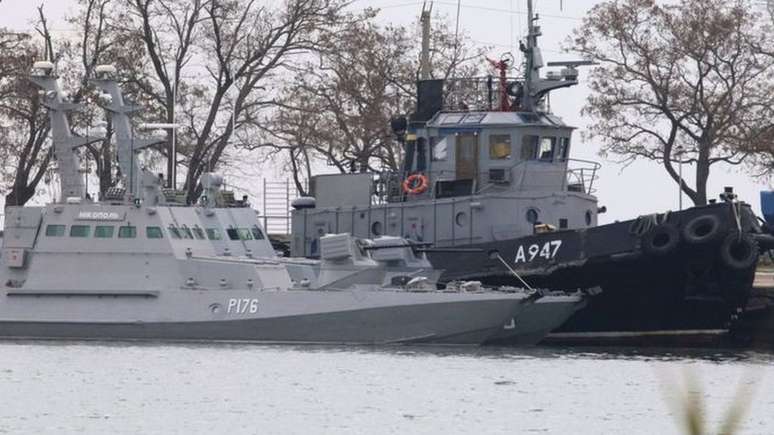 Os navios ucranianos apreendidos continuam sob controle russo