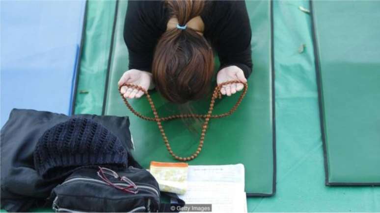 M&atilde;e reza por filhos durante prepara&ccedil;&atilde;o de exame na Coreia do Sul