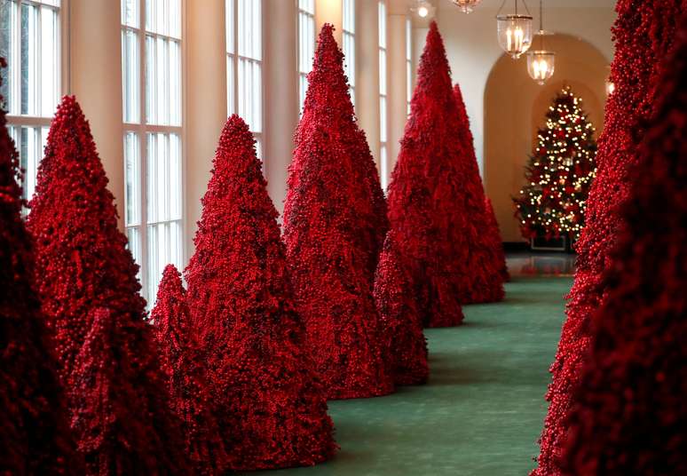 A primeira-dama Melania Trump apostou neste Natal em dezenas de árvores na cor vermelho-sangue