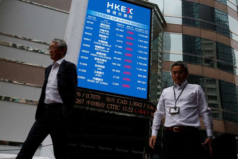 Pessoas caminham em frente a painel com informação de índices asiáticos em Hong Kong
11/10/2018
REUTERS/Bobby Yip