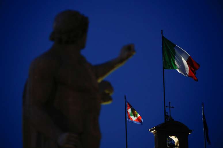 Bandeira da Itália é vista em Roma 
22/11/2018
REUTERS/Tony Gentile