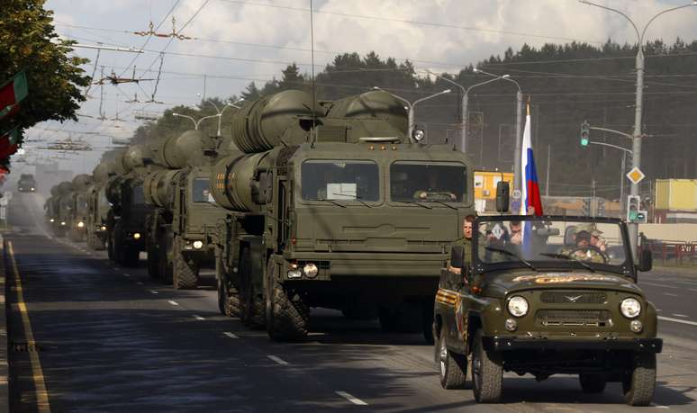 Sistemas russos de defesa antiaérea S-400 são exibidos em parada militar 26/06/2014 REUTERS/Vasily Fedosenko