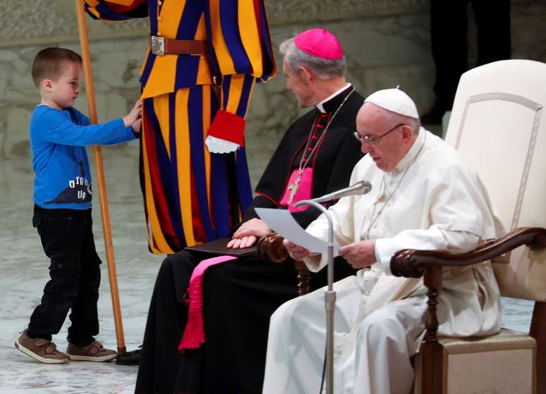 Menino escapa da mãe e sobe no palco onde o papa Francisco discursava