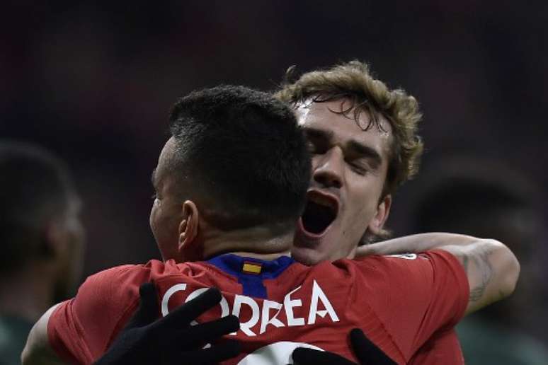 Griezmann comemora o seu gol com Correa (Foto: Oscar del Pozo / AFP)