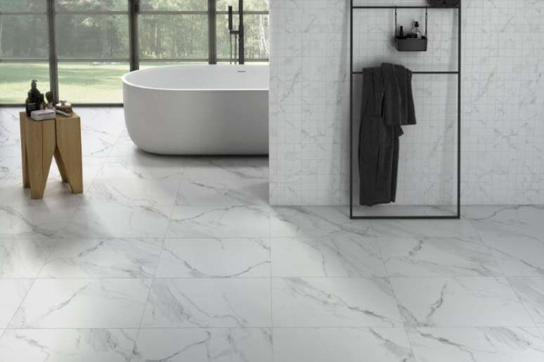 37. Banheiro com piso cerâmico imitando mármore. Foto de Total Tiles