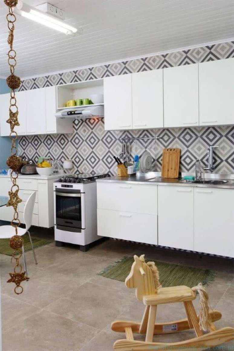 38. Cozinha clara com piso cerâmico marrom claro. Foto de Transforme Sua Casa