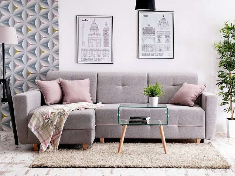 16. Decoração com estilo moderno para sala de estar com mesa de centro de vidro e sofá moderno para sala pequena – Foto: Allegro