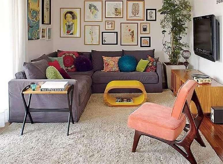 18. Decoração simples com vários quadros e sofá em L para sala pequena – Foto: The Holk