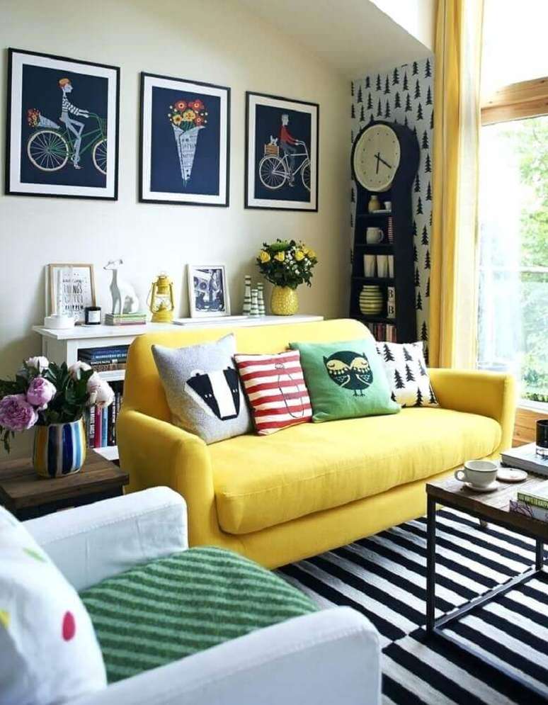 19. Aqui o tom de amarelo do sofá para sala pequena deixou ele ser o grande destaque do ambiente – Foto: Rustism Interior