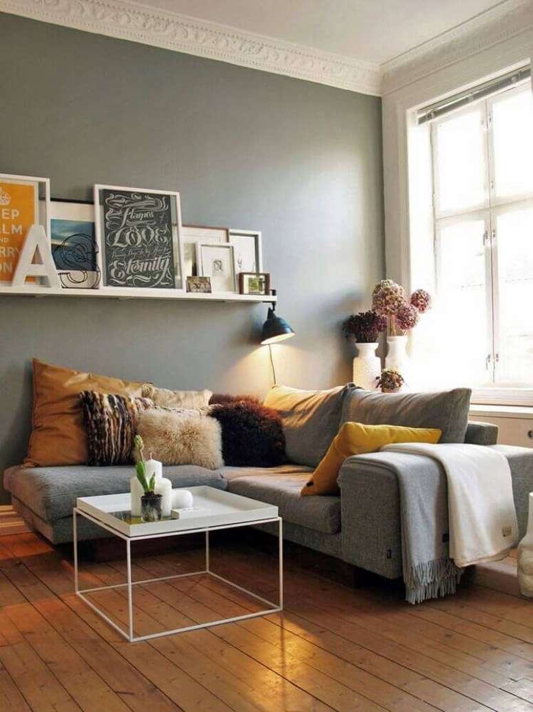 23. Decoração contemporânea com sofá em L para sala pequena em tons de cinza e com piso de madeira – Foto: Decoration De Maison