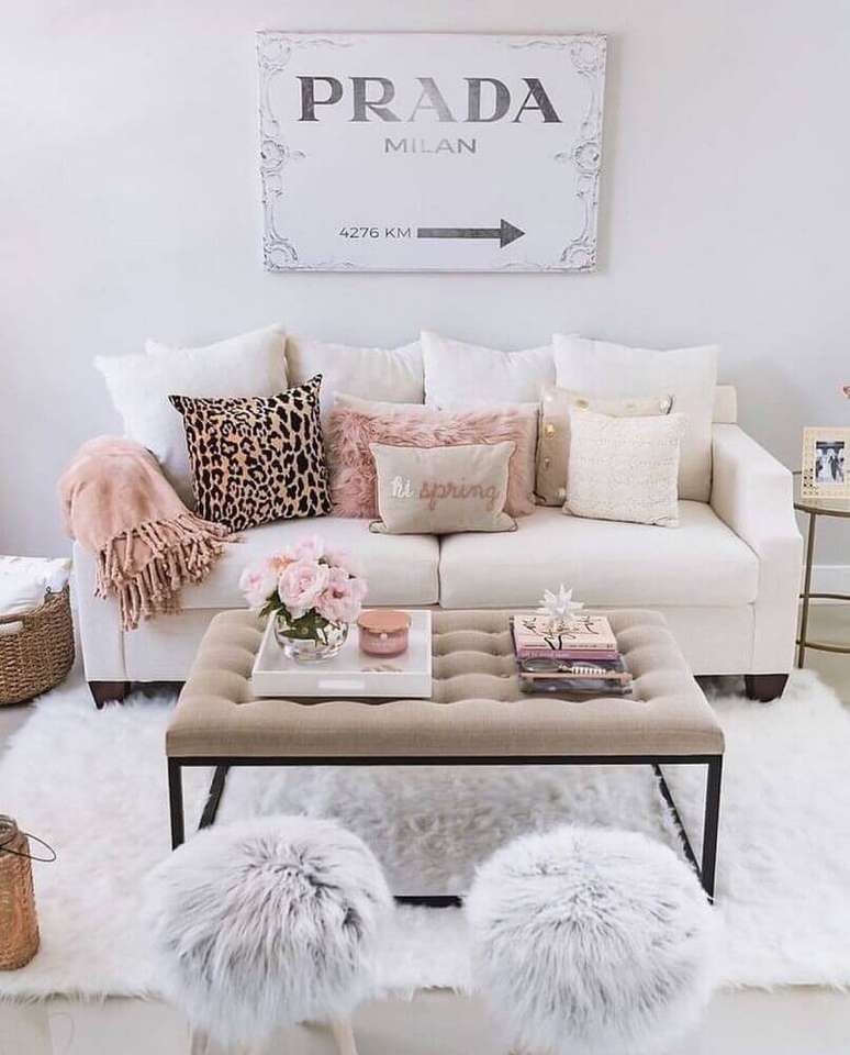 24. Decoração super delicada com sofá para sala pequena – Foto: We Heart It