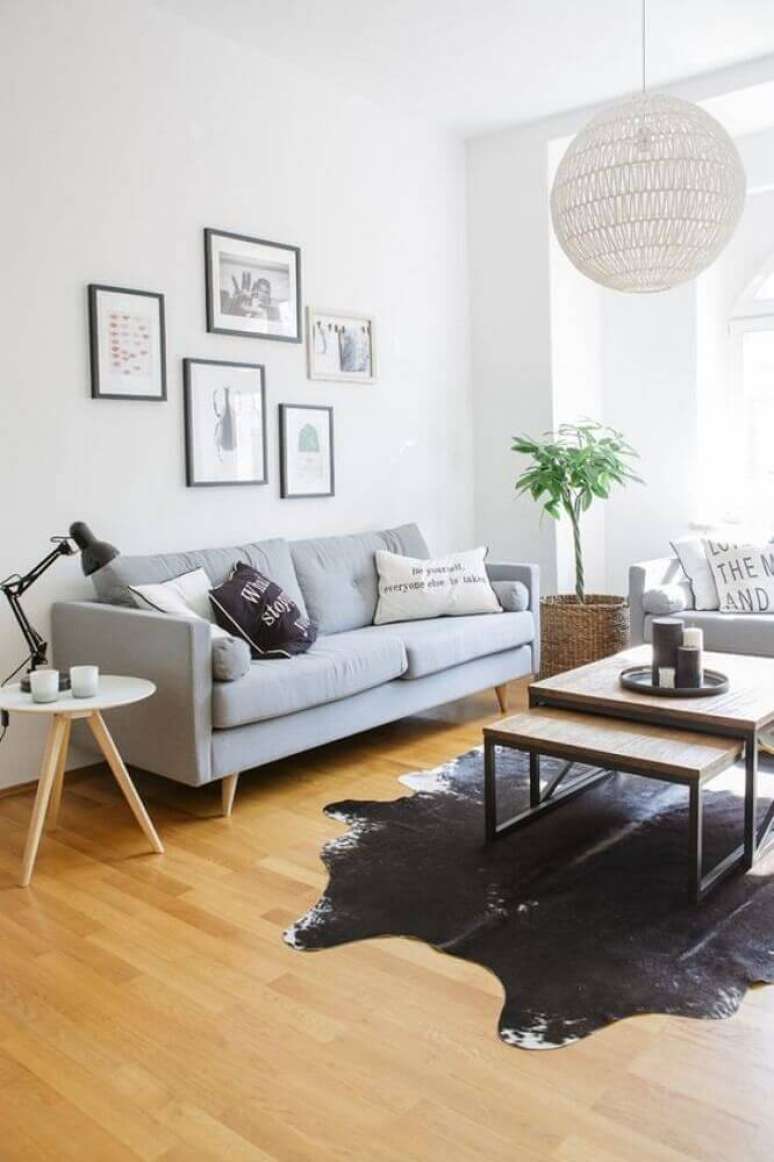 36. Sala minimalista decorada com tapete preto, mesa de centro de madeira e sofá moderno para sala pequena – Foto: Lovingit