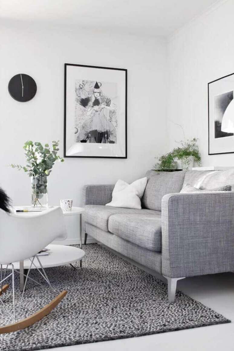 37. Decoração minimalista com sofá para sala pequena em tons de cinza – Foto: The Holk