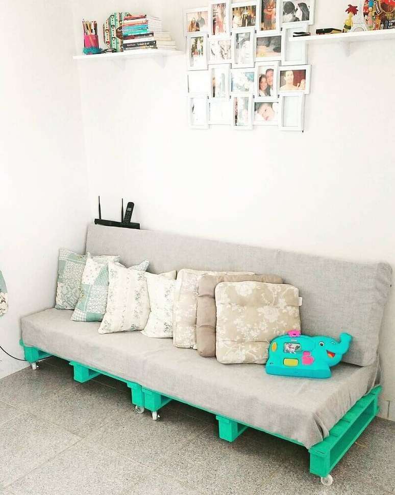 47. Decoração simples com sofá para sala pequena feito de pallets – Foto: The Holk