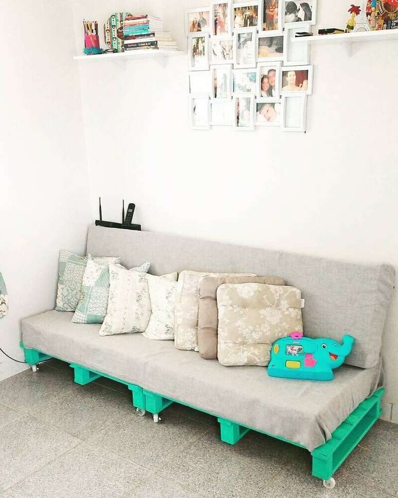 47. Decora&ccedil;&atilde;o simples com sof&aacute; para sala pequena feito de pallets &ndash; Foto: The Holk