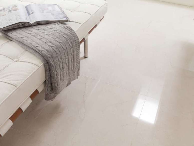 45. Sala com piso cerâmico branco combinando com os móveis. Foto de Porcelanosa