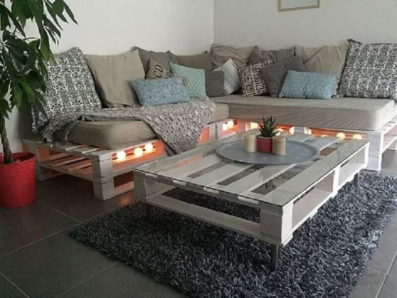 61. Modelo de sofá em L para sala pequena feito com pallets – Foto: Pinterest