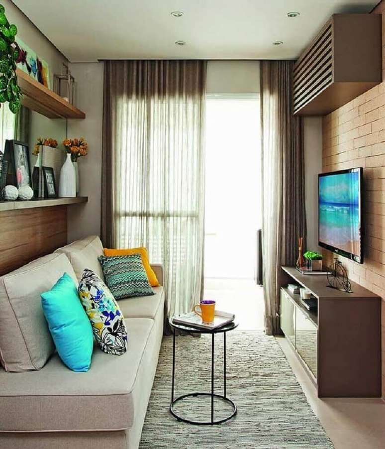 62. Sofá para sala de TV pequena decorada com parede de tijolinho e tapete cinza – Foto: FirePont