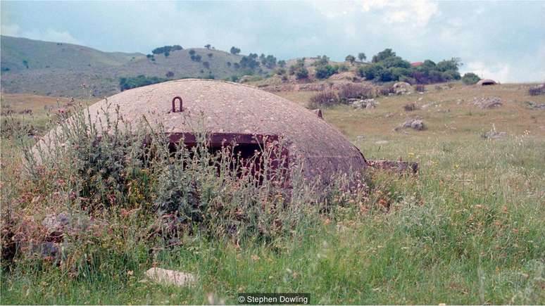 Muitos dos bunkers estão agora cobertos de vegetação | Crédito: Stephen Dowling