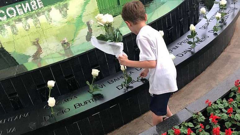 Garoto presta homenagem às vítimas do acidente da Chapecoense