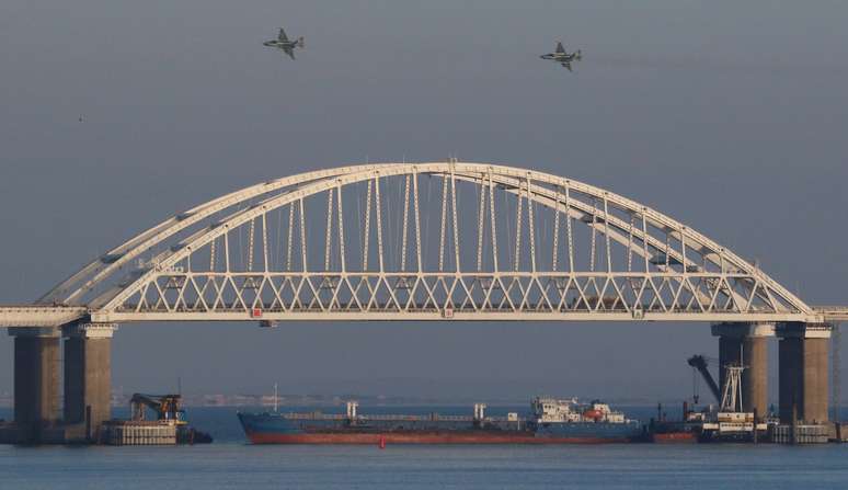 Caças sobrevoam ponte que liga Crimeia ao continente russo sobre Mar de Azov 25/11/2018 REUTERS/Pavel Rebrov