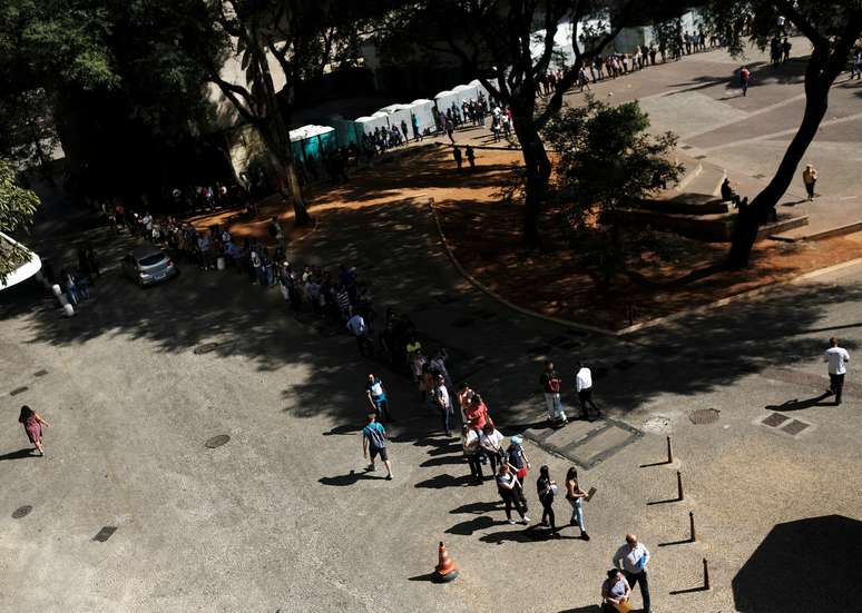 Pessoas em fila à procura de vaga de emprego em São Paulo
16/07/2018
REUTERS/Nacho Doce