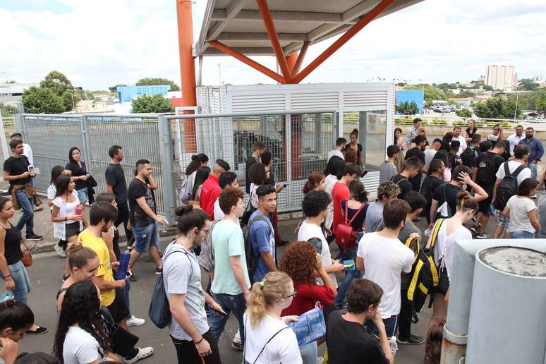 Estudantes chegam para prova do segundo dia do Enem, na Unip em Campinas (SP)