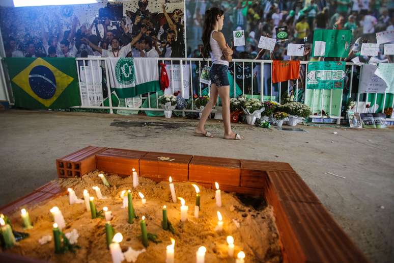 Torcida presta em homenagem às vítimas da queda do voo da Chapecoense que caiu em 28 de novembro de 2016 (Imagem de 30/11/2016)