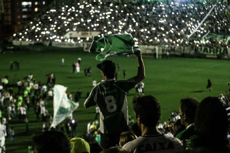 Torcida presta em homenagem &agrave;s v&iacute;timas da queda do voo da Chapecoense que caiu em 28 de novembro de 2016 (Imagem de 30/11/2016)