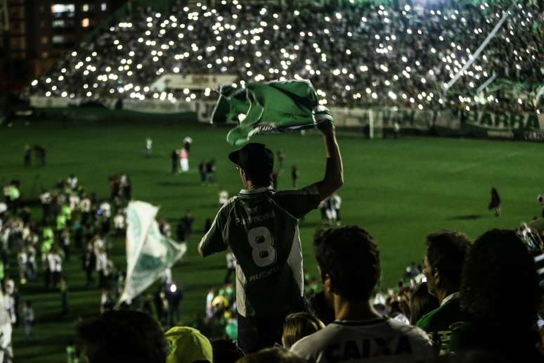 Torcida presta em homenagem às vítimas da queda do voo da Chapecoense que caiu em 28 de novembro de 2016 (Imagem de 30/11/2016)