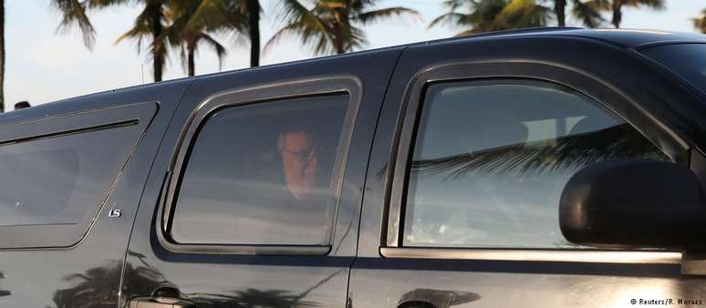 John Bolton a caminho da casa de Bolsonaro, na Barra da Tijuca