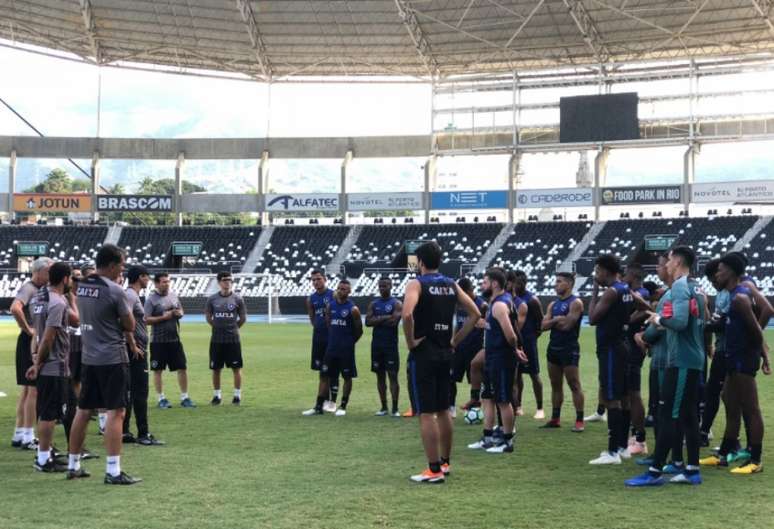 Elenco do Botafogo reunido antes do treino desta quinta-feira (Foto: Reprodução / Twitter BFR)