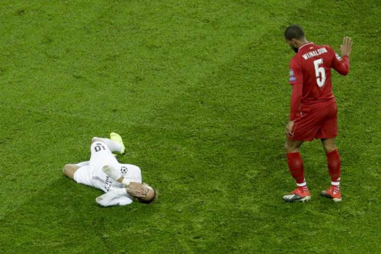 Neymar fica caído em lance com meia Wijnaldum (Foto: Geoffroy Van Der Hasselt / AFP)