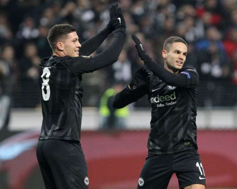 Jovic e Gacinovic comemoram um dos gols do Frankfurt (Foto: Daniel Roland / AFP)