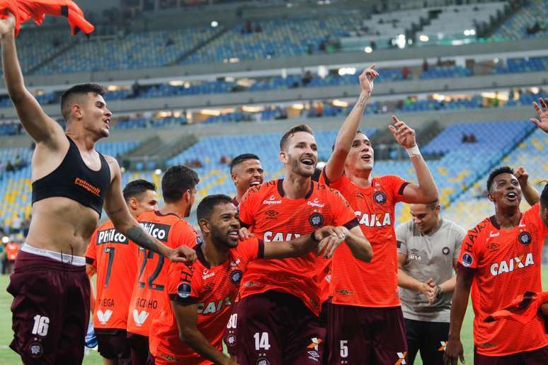 Jogadores do Atlético-PR festejam classificação à final da Copa Sul-Americana no Maracanã