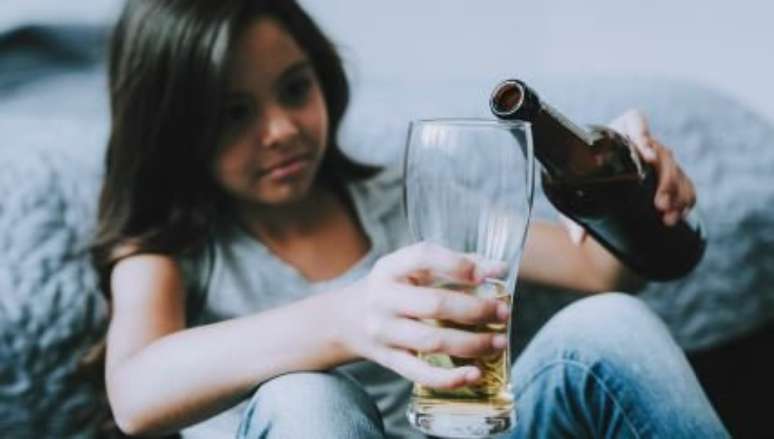 Segundo levantamento, 43% dos pais acreditam que as crianças devem ser introduzidas ao álcool antes dos 15 anos de idade