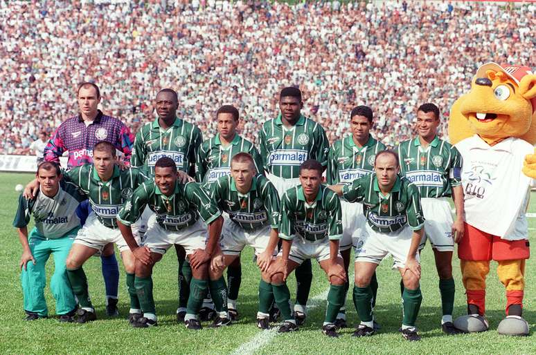 Os jogadores do Palmeiras em pé (da esquerda para a direita): o goleiro Velloso, o colombiano Rincón, Júnior, Cléber, Wagner e Cafu - Agachados: Luizão, Viola, Galeano, Djalminha e Leandro, antes da partida contra o Santos FC, válida pelo Campeonato Paulista de 1997.