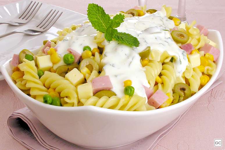 Salada de macarrão com molho de iogurte